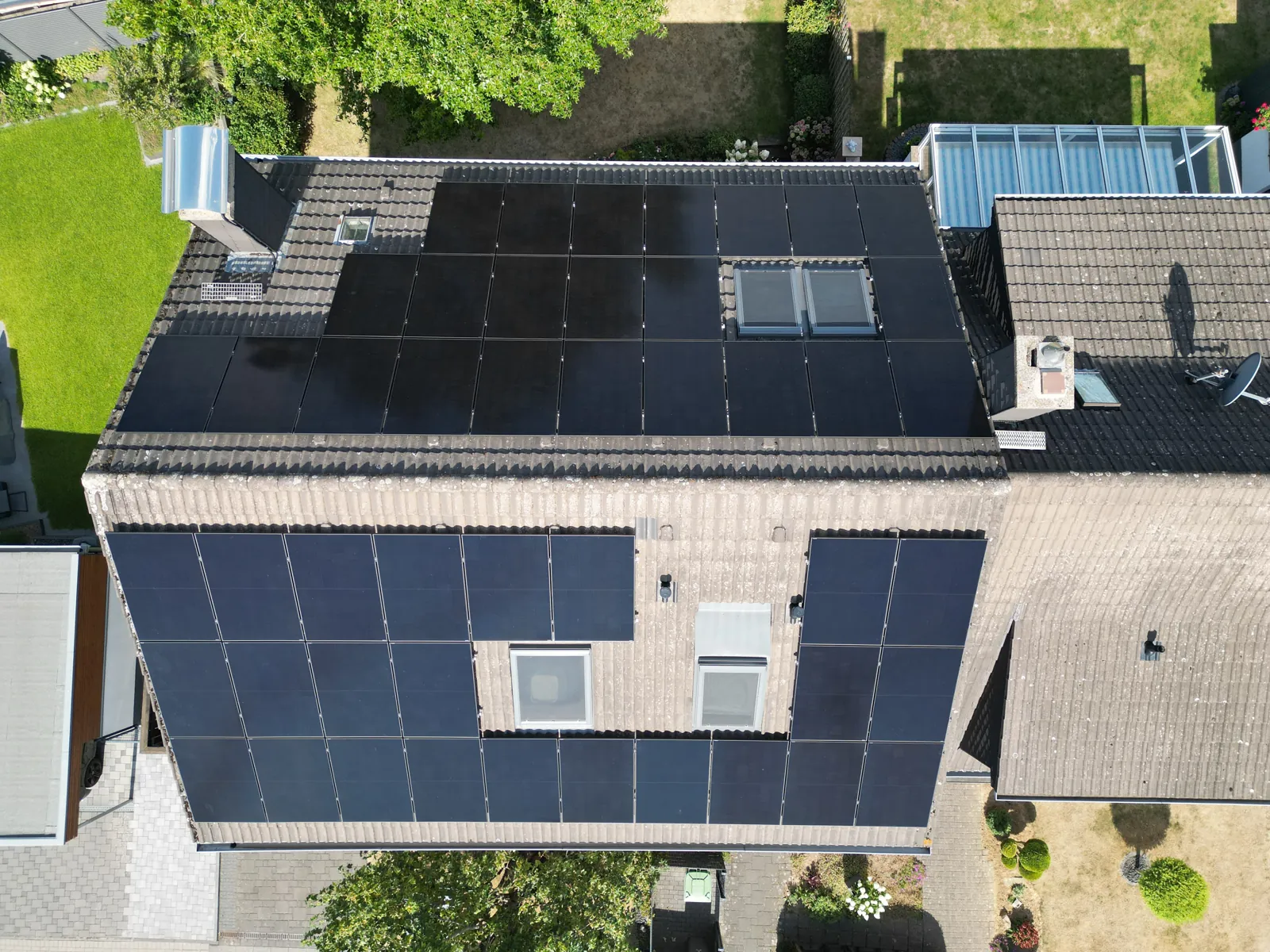 PV-Anlage auf mehreren Dachseiten
